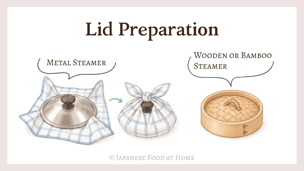 Illustration showing how to wrap a metal steamer lid with a kitchen towel to prevent condensation, compared with a wooden or bamboo steamer that requires no wrapping.